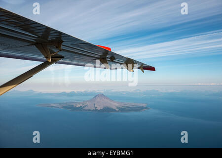 Vista aerea del monte Agostino Vulcano, su un volo di Katmai National Park, Alaska, STATI UNITI D'AMERICA Foto Stock