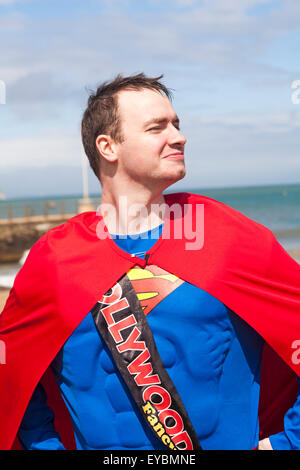 Swanage, DORSET REGNO UNITO 26 luglio 2015. Swanage sfilata di carnevale in luglio con il tema di supereroi - Superman Credit: Carolyn Jenkins/Alamy Live News Foto Stock