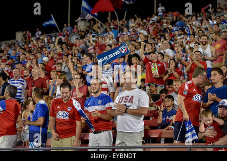 4 Luglio 2015:.FC Dallas fans allietare come FC Dallas avanti Fabian Castillo (11) punteggi un obiettivo durante la MLS partita di calcio tra la Nuova Inghilterra Rivoluzione e FC Dallas della Toyota Stadium di Frisco, TX. Dallas vince, 3-0. (Obbligatorio credito: Manny Flores/CSM) Foto Stock