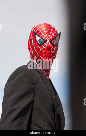 Swanage, DORSET REGNO UNITO 26 luglio 2015. Swanage sfilata di carnevale in luglio con il tema di supereroi - Spiderman Credito: Carolyn Jenkins/Alamy Live News Foto Stock