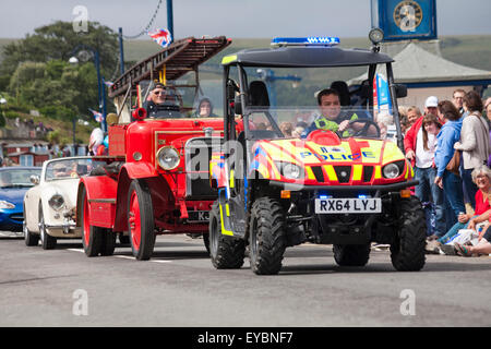 Swanage, Dorset, Regno Unito. 26 Luglio, 2015. Swanage sfilata di carnevale in luglio con il tema di supereroi - polizia buggy e il vecchio motore fire Credito: Carolyn Jenkins/Alamy Live News Foto Stock