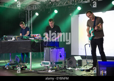 Malmesbury, Wiltshire, Regno Unito. 26 Luglio, 2015. Artisti elettronici Plaid riprodurre la giornata finale del festival Womad (il mondo della musica e della danza) sul Bowers Wilkinsons stadio che è dotato di crystal clear audio ad alta definizione. Credito: Wayne Farrell/Alamy Live News Foto Stock