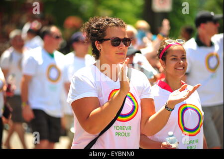 London, Ontario, Canada. 26 Luglio, 2015. Migliaia di persone lungo le strade di Londra per visualizzare oltre 100 galleggia prendere parte alla ventunesima edizione del Pride Parade. Il corteo arriva al termine di dieci giorni di eventi Pride in tutta la città. Credito: Jonny bianco/Alamy Live News Foto Stock