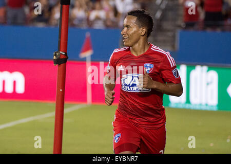 4 Luglio 2015:.FC Dallas centrocampista Michael Barrios (21) celebra come egli segna un punto durante la MLS partita di calcio tra la Nuova Inghilterra Rivoluzione e FC Dallas della Toyota Stadium di Frisco, TX. Dallas ha vinto 3-0. (Obbligatorio credito: Manny Flores/CSM) Foto Stock