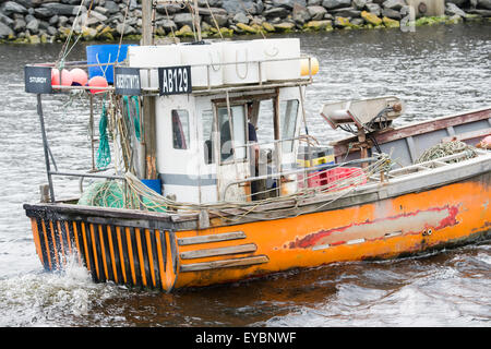 Una piccola pesca costiera lasciando barca Aberystwyth harbour Wales UK Foto Stock