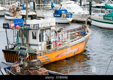 Una piccola pesca costiera lasciando barca Aberystwyth harbour Wales UK Foto Stock