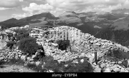 Trincee della Prima guerra mondiale sul monte Castellaz vicino alla Val Venegia. Le Dolomiti Del Trentino. Alpi Italiane. Europa. Foto Stock