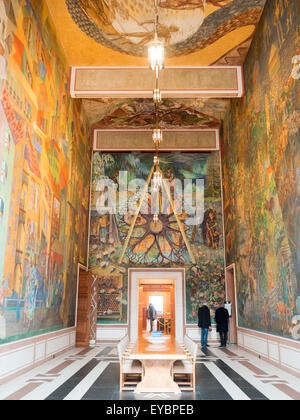 La Galleria Est con la parete affrescata da Per Krohg del Municipio di Oslo Foto Stock