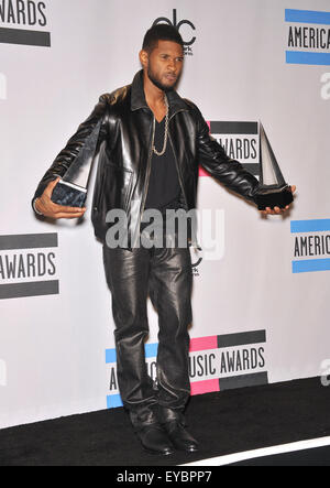 LOS ANGELES, CA - 21 novembre 2010: Usher al 2010 American Music Awards presso il Nokia Theatre di Los Angeles Live. Foto Stock