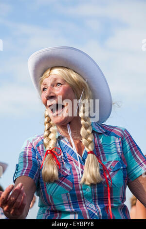 Swanage, DORSET REGNO UNITO 26 luglio 2015. Swanage sfilata di carnevale in luglio con il tema di supereroi - cowgirl linea di credito ballerino: Carolyn Jenkins/Alamy Live News Foto Stock