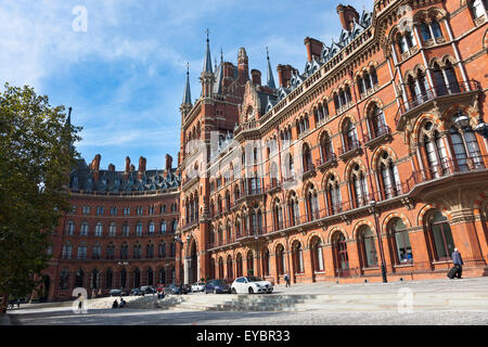 Renaissance Hotel Marriott nella parte anteriore della stazione ferroviaria internazionale di St Pancras Station di Londra, Regno Unito Foto Stock