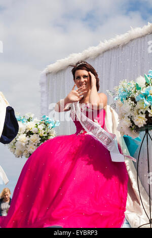 Swanage, DORSET REGNO UNITO 26 luglio 2015. Swanage sfilata di carnevale in luglio con il tema di supereroi - Swanage CARNEVALE REGINA Credito: Carolyn Jenkins/Alamy Live News Foto Stock