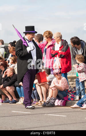 Swanage, DORSET REGNO UNITO 26 luglio 2015. Swanage sfilata di carnevale in luglio con il tema di supereroi - Joker interagisce con la folla Credito: Carolyn Jenkins/Alamy Live News Foto Stock