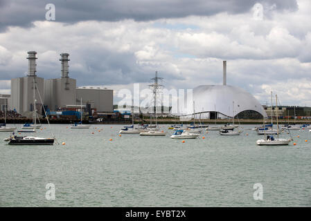 Marchwood stazione di alimentazione e di recupero di energia di un impianto a forma di cupola edificio su Southampton acqua England Regno Unito Foto Stock