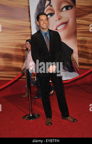 LOS ANGELES, CA - Novembre 14, 2010: Zachary Levi alla premiere mondiale del suo nuovo film "aggrovigliato" al El Capitan Theater di Hollywood. Foto Stock