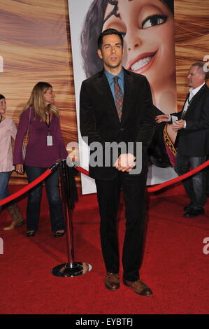 LOS ANGELES, CA - Novembre 14, 2010: Zachary Levi alla premiere mondiale del suo nuovo film "aggrovigliato" al El Capitan Theater di Hollywood. Foto Stock