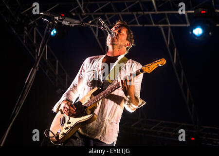 Milano, Italia. 26 luglio, 2015. deus esegue live al carroponte di milano, Italia, il 26 luglio 2015 credit: mairo cinquetti/alamy live news Foto Stock