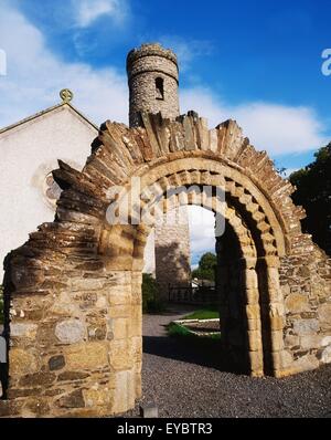 Castledermot, Co Kildare, Irlanda; ricostruito portale romanico Foto Stock