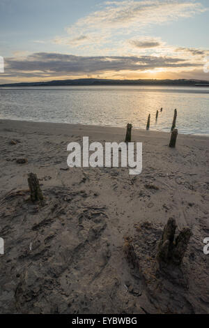 Pontile rotto a arnside beach. godendo il bellissimo tramonto nel caldo clima estivo. Foto Stock