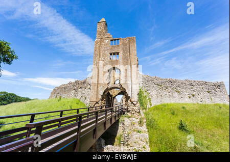 Ingresso alle rovine di Sherborne antico castello del XII secolo il palazzo medievale, Sherborne, Dorset, Regno Unito in estate con il blu del cielo Foto Stock