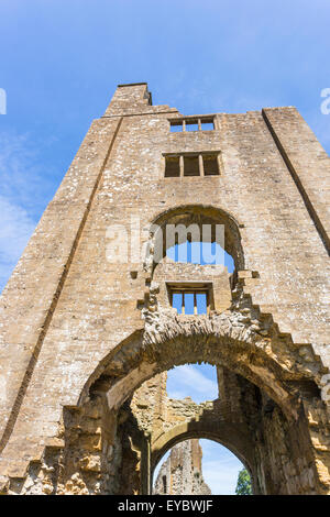 Gatehouse delle rovine di Sherborne antico castello del XII secolo il palazzo medievale, Sherborne, Dorset, Regno Unito in estate con il blu del cielo Foto Stock
