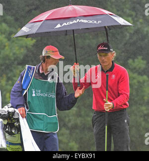 Sunningdale, Berkshire, Regno Unito. 26 Luglio, 2015. Seniors Open Golf Tournament Round 4. Bernhard Langer (GER) le protezioni dal credito di pioggia: Azione Plus sport/Alamy Live News Foto Stock