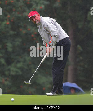 Sunningdale, Berkshire, Regno Unito. 26 Luglio, 2015. Seniors Open Golf Tournament Round 4. Marco Dawson (USA) putt per il birdie Credito: Azione Sport Plus/Alamy Live News Foto Stock