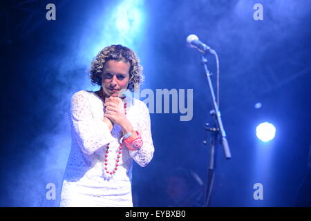 Barnsley, Regno Unito. Il 25 luglio 2015. Cantante Folk Kate Rusby eseguendo in sotto le stelle Festival, Barnsley, South Yorkshire. Immagine: Scott Bairstow/Alamy Foto Stock