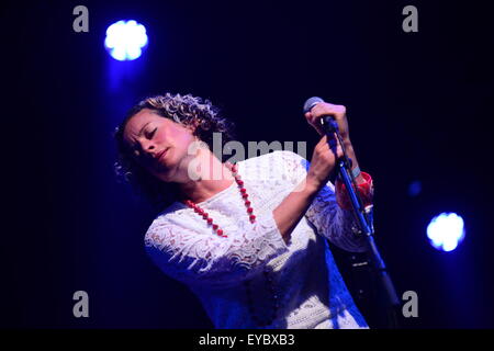 Barnsley, Regno Unito. Il 25 luglio 2015. Cantante Folk Kate Rusby eseguendo in sotto le stelle Festival, Barnsley, South Yorkshire. Immagine: Scott Bairstow/Alamy Foto Stock