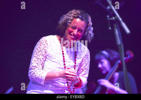 Barnsley, Regno Unito. Il 25 luglio 2015. Cantante Folk Kate Rusby eseguendo in sotto le stelle Festival, Barnsley, South Yorkshire. Immagine: Scott Bairstow/Alamy Foto Stock