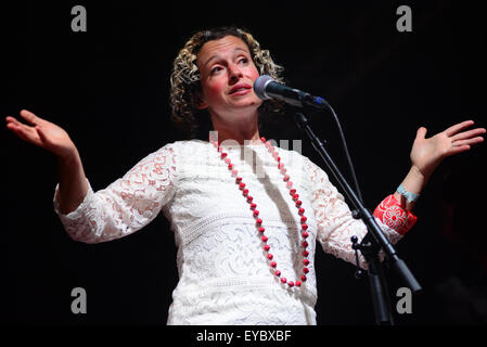 Barnsley, Regno Unito. Il 25 luglio 2015. Cantante Folk Kate Rusby eseguendo in sotto le stelle Festival, Barnsley, South Yorkshire. Immagine: Scott Bairstow/Alamy Foto Stock