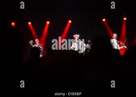 Barnsley, Regno Unito. Il 25 luglio 2015. Molotov Jukebox in esecuzione al di sotto le stelle Festival, Barnsley, South Yorkshire. Immagine: Scott Bairstow/Alamy Foto Stock