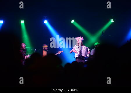 Barnsley, Regno Unito. Il 25 luglio 2015. Molotov Jukebox in esecuzione al di sotto le stelle Festival, Barnsley, South Yorkshire. Immagine: Scott Bairstow/Alamy Foto Stock