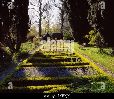 Beaulieu House e giardini, Drogheda, Co Louth, Irlanda; siepe di bosso Foto Stock