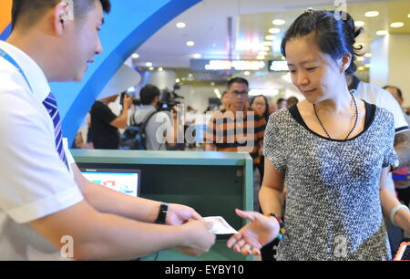 Xiamen, cinese della provincia del Fujian. 26 Luglio, 2015. Coda di passeggeri a bordo del modello MF811 volo a Amsterdam in un aeroporto Xiamen, a sud-est della Cina di provincia del Fujian, 26 luglio 2015. Xiamen Airlines ha lanciato il gestore del primo percorso intercontinentale, il percorso Xiamen-Amsterdam domenica. © Lin Shanchuan/Xinhua/Alamy Live News Foto Stock