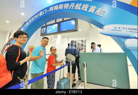 Xiamen, cinese della provincia del Fujian. 26 Luglio, 2015. Coda di passeggeri a bordo del modello MF811 volo a Amsterdam in un aeroporto Xiamen, a sud-est della Cina di provincia del Fujian, 26 luglio 2015. Xiamen Airlines ha lanciato il gestore del primo percorso intercontinentale, il percorso Xiamen-Amsterdam domenica. © Lin Shanchuan/Xinhua/Alamy Live News Foto Stock