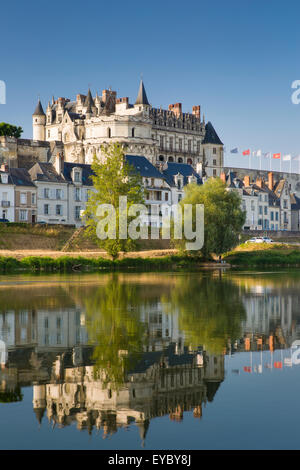 La mattina presto sotto il Chateau d'Amboise, Amboise, Indre-et-Loire, centro, Francia Foto Stock