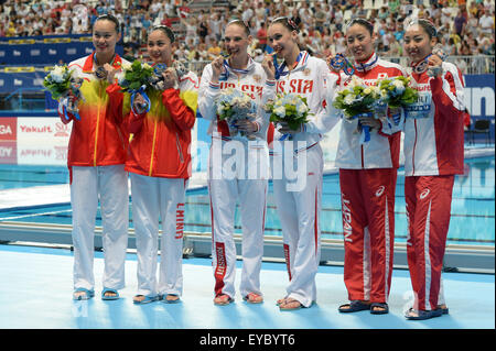 Kazan, Russia. 26 Luglio, 2015. (L-R) Silver medalists Huang Xuechen e Sun Wenyan della Cina, gold medalists Natalia Ishchenko e Romashina Setlana della Russia e bronzo medalists Yukiko Inui la e Risako Mitsui (Giappone) costituiscono durante la cerimonia di premiazione per il duetto tecnico di nuoto sincronizzato a i Campionati del Mondo di nuoto FINA in Kaza, Russia, luglio 26, 2015. © Pavel Bednyakov/Xinhua/Alamy Live News Foto Stock