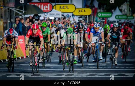 Parigi, Francia. 26 Luglio, 2015. Lotto-Soudal rider Andre Greipel (anteriore) della Repubblica federale di Germania sprint verso la linea di finitura durante il XXI tappa del Tour de France corsa di ciclismo 2015 a Parigi, Francia, 26 luglio 2015. Andre Greipel della Germania ha sostenuto il titolo del xxi tappa con un tempo di 2 ore, 46 minuti e 16 secondi. Credito: Chen Xiaowei/Xinhua/Alamy Live News Foto Stock