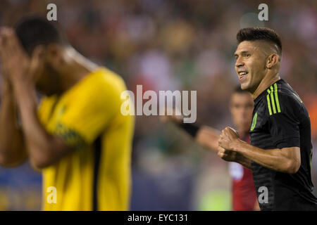 Philadelphia, Pennsylvania, USA. 26 Luglio, 2015. Messico avanti Oribe Peralta (19) reagisce al suo obiettivo come il giocatore giamaicano reagisce durante la CONCACAF Gold Cup 2015 partita finale tra la Giamaica e Messico al Lincoln Financial Field di Philadelphia, Pennsylvania. Il Messico ha vinto 3-1. Christopher Szagola/CSM Foto Stock