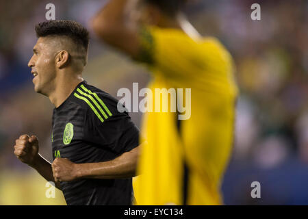 Philadelphia, Pennsylvania, USA. 26 Luglio, 2015. Messico avanti Oribe Peralta (19) reagisce al suo obiettivo come il giocatore giamaicano reagisce durante la CONCACAF Gold Cup 2015 partita finale tra la Giamaica e Messico al Lincoln Financial Field di Philadelphia, Pennsylvania. Il Messico ha vinto 3-1. Christopher Szagola/CSM Foto Stock