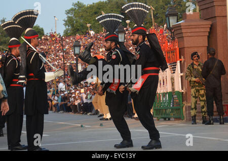 Lahore, Pakistan. 26 Luglio, 2015. Rangers pakistani durante una parata giornaliera al giunto Pakistan-India check-post a Wagah border. India e Pakistan solennemente abbassato le loro bandiere nazionali a un tramonto cerimonia militare sulla loro terra principale di attraversamento di confine. La bandiera di cerimonia di abbassamento è estremamente popolare su entrambi i lati, con folle ogni giorno fuori di imballaggio bleachers impostato su entrambi i lati delle gate ornato da grandi rivolta verso i ritratti dei loro padri fondatori, il Mahatma Gandhi sul lato indiano e Mohammed Ali Jinnah sul lato pakistano. © Rana Sajid Hussain/Pacific Press/Alamy Live News Foto Stock