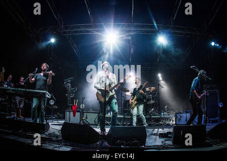 Milano, Italia. 26 Luglio, 2015. Il Belgian-Indie rock band dEUS raffigurata sul palco come si esibiranno live al carroponte di Sesto San Giovanni. © Roberto Finizio/Pacific Press/Alamy Live News Foto Stock