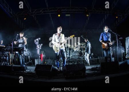 Milano, Italia. 26 Luglio, 2015. Il Belgian-Indie rock band dEUS raffigurata sul palco come si esibiranno live al carroponte di Sesto San Giovanni. © Roberto Finizio/Pacific Press/Alamy Live News Foto Stock