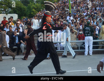 Lahore, Pakistan. 26 Luglio, 2015. Ranger pakistane durante una parata giornaliera al giunto Pakistan-India check-post a Wagah border. India e Pakistan solennemente abbassato le loro bandiere nazionali a un tramonto cerimonia militare sulla loro terra principale di attraversamento di confine. La bandiera di cerimonia di abbassamento è estremamente popolare su entrambi i lati, con folle ogni giorno fuori di imballaggio bleachers impostato su entrambi i lati delle gate ornato da grandi rivolta verso i ritratti dei loro padri fondatori, il Mahatma Gandhi sul lato indiano e Mohammed Ali Jinnah sul lato pakistano. © Rana Sajid Hussain/Pacific Press/Alamy Live News Foto Stock