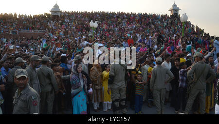 Lahore, Pakistan. 26 Luglio, 2015. La folla durante una parata giornaliera al giunto Pakistan-India check-post a Wagah border. India e Pakistan solennemente abbassato le loro bandiere nazionali a un tramonto cerimonia militare sulla loro terra principale di attraversamento di confine. La bandiera di cerimonia di abbassamento è estremamente popolare su entrambi i lati, con folle ogni giorno fuori di imballaggio bleachers impostato su entrambi i lati delle gate ornato da grandi rivolta verso i ritratti dei loro padri fondatori, il Mahatma Gandhi sul lato indiano e Mohammed Ali Jinnah sul lato pakistano. © Rana Sajid Hussain/Pacific Press/Alamy Live News Foto Stock