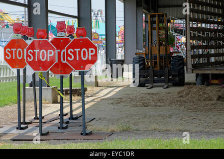 Un gruppo di cartelli di stop in deposito presso il Delaware state Fairgrounds di Harrington, DE. Foto Stock