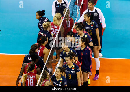 Omaha, NE USA. 26 Luglio, 2015. Il Team USA e Cina Team agitare le mani dopo la loro 2015 FIVB femminile di pallavolo World Grand Prix Finals match tra Cina e Stati Uniti al centro CenturyLink in Omaha, NE.USA (5-0) ha vinto 25-23, 25-19, 25-18.Michael Spomer/Cal Sport Media/Alamy Live News Foto Stock