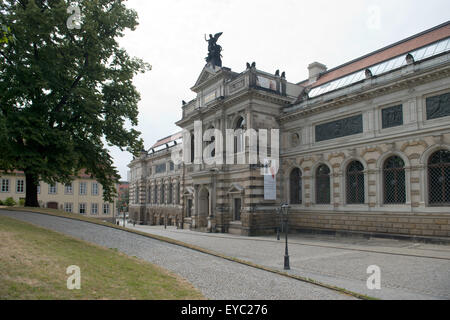 FILE - un file immagine datata 13 luglio 2015 mostra l'Albertinum Dresda, in Germania. Foto: Arno Burgi/dpa Foto Stock