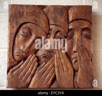 Dublino, Co Dublin, Irlanda; Carving che rappresentano le stazioni della Croce Foto Stock